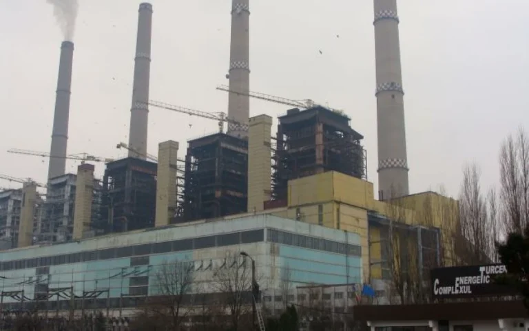 Nor de cenușă la Termocentrala Turceni: praful a ajuns pe drumul spre Filiași, iar vântul îngreunează intervenția