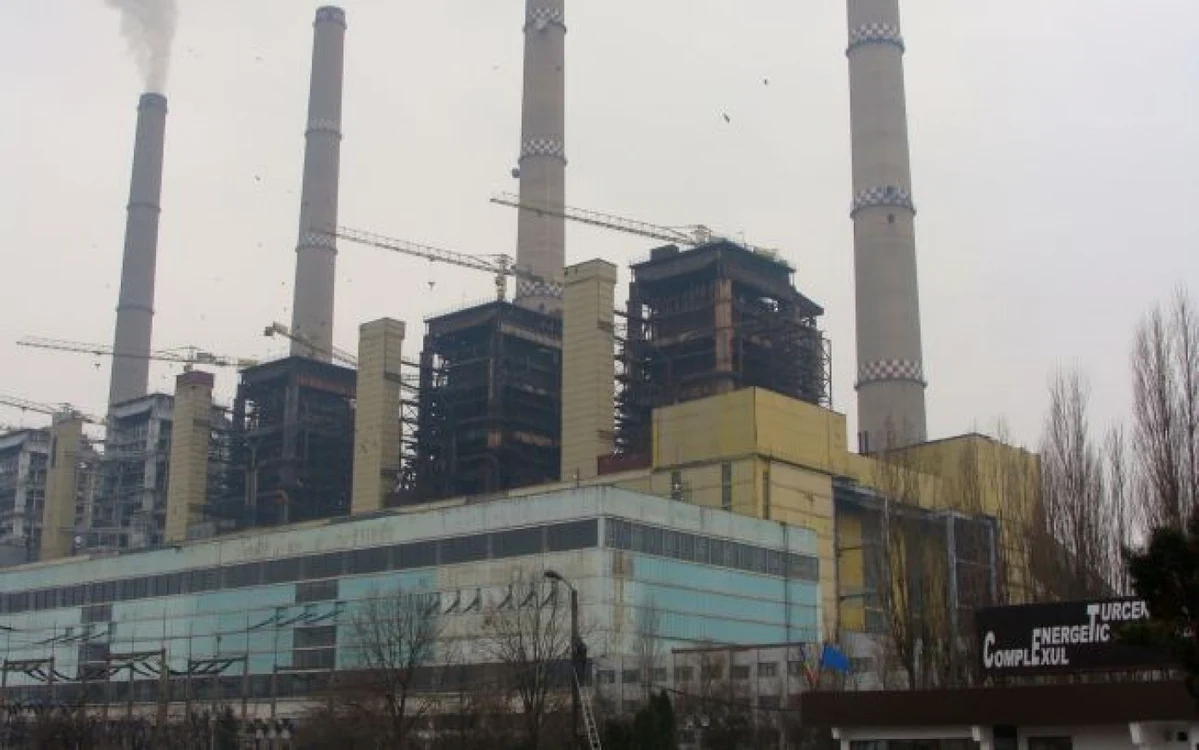 Nor de cenușă la Termocentrala Turceni: praful a ajuns pe drumul spre Filiași, iar vântul îngreunează intervenția