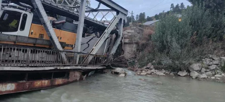 Pod de fier de pe DN12A, avariat la Ciobănuș după trecerea unui ansamblu rutier; nu s-au înregistrat victime