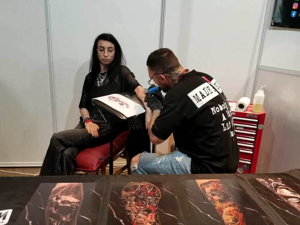 Dirigintă semnalează influența tendințelor asupra elevilor: piercinguri, tatuaje și machiaj în clasa a VIII-a