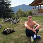 David Popovici și-a sărbătorit 22 de ani în România: drumeții pe Via Transilvanica și o cină restrânsă cu familia