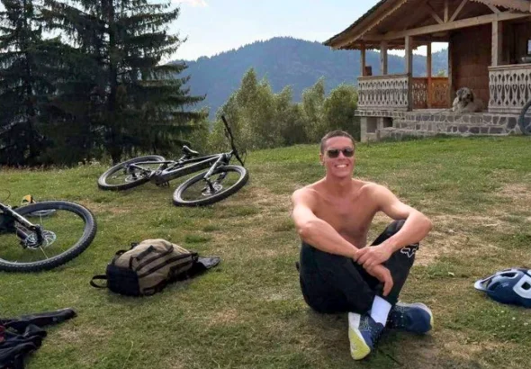 David Popovici și-a sărbătorit 22 de ani în România: drumeții pe Via Transilvanica și o cină restrânsă cu familia