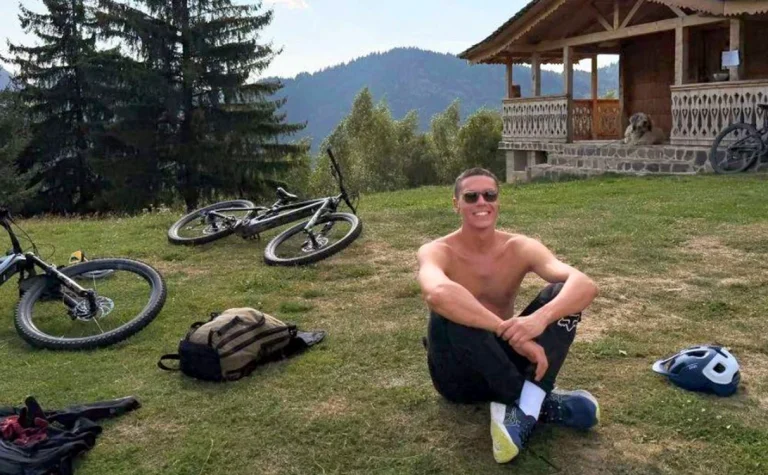 David Popovici și-a sărbătorit 22 de ani în România: drumeții pe Via Transilvanica și o cină restrânsă cu familia