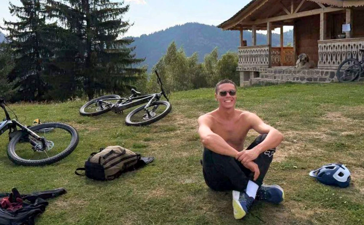 David Popovici și-a sărbătorit 22 de ani în România: drumeții pe Via Transilvanica și o cină restrânsă cu familia