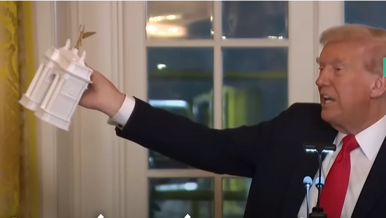 Macron, despre proiectul lui Trump de a construi un Arc de Triumf «mai mare»: „Parisul rămâne Paris”