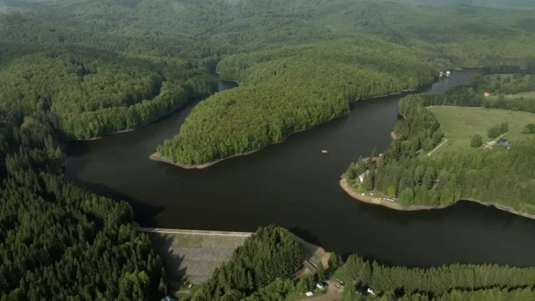 Lacul Trei Ape din Munții Semenic va fi golit controlat pentru reabilitarea barajului