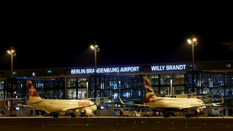 O dronă observată pe pista Aeroportului Berlin-Brandenburg a dus la închiderea temporară a spațiului aerian