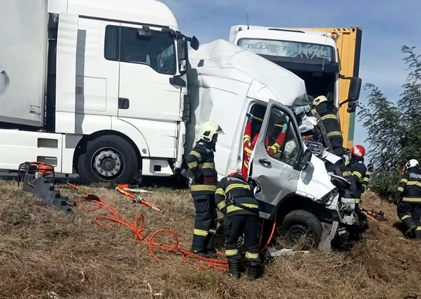 Două femei și-au pierdut viața după ce microbuzul în care se aflau a fost strivit între TIR-uri pe DN6, în Caraș‑Severin