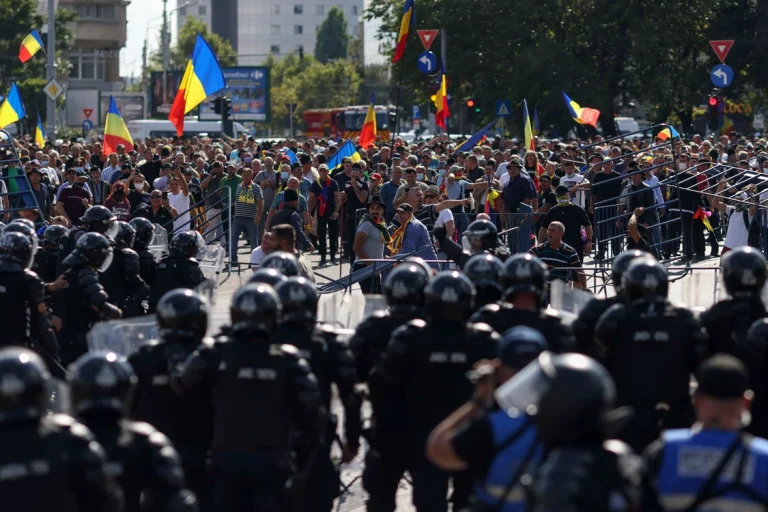 20 de manifestanţi arestaţi preventiv şi trei în arest la domiciliu după incidentele din Piaţa Victoriei