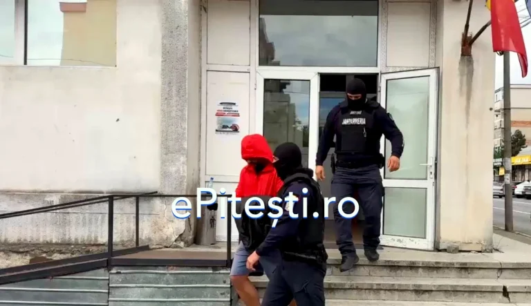 Polițist din Pitești ridicat de mascați și dus la DIICOT în dosar de proxenetism prin metoda „loverboy”