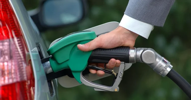 Carburanții au urcat din nou: motorina peste 11 lei, benzina peste 10 lei pe litru