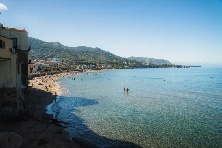 O casă cumpărată cu 80.000 de euro în Sicilia, la 150 m de mare, a ajuns să coste aproape 300.000 de euro