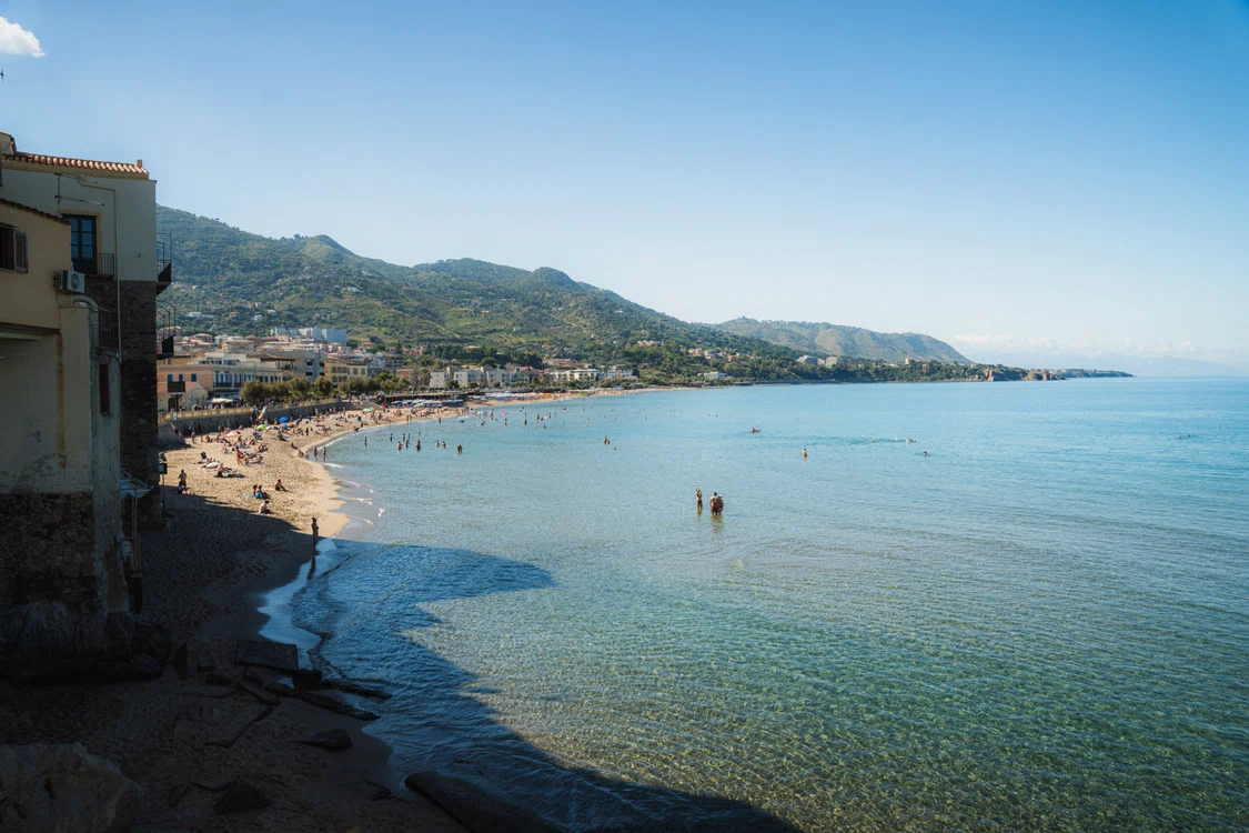 O casă cumpărată cu 80.000 de euro în Sicilia, la 150 m de mare, a ajuns să coste aproape 300.000 de euro