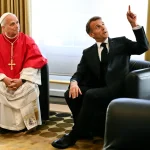 Papa Leon al XIV‑lea a sosit în Franța: întâlnire cu Emmanuel Macron și apel pentru pace
