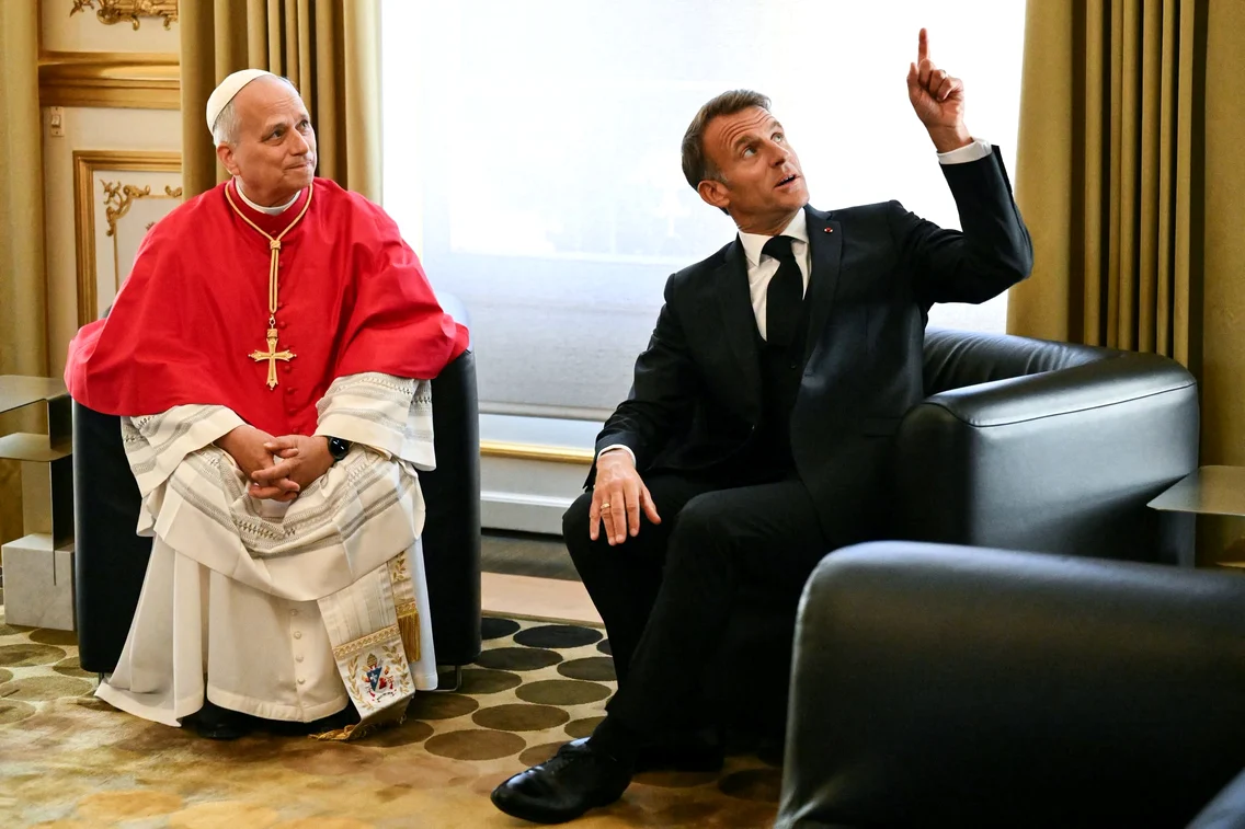 Papa Leon al XIV‑lea a sosit în Franța: întâlnire cu Emmanuel Macron și apel pentru pace