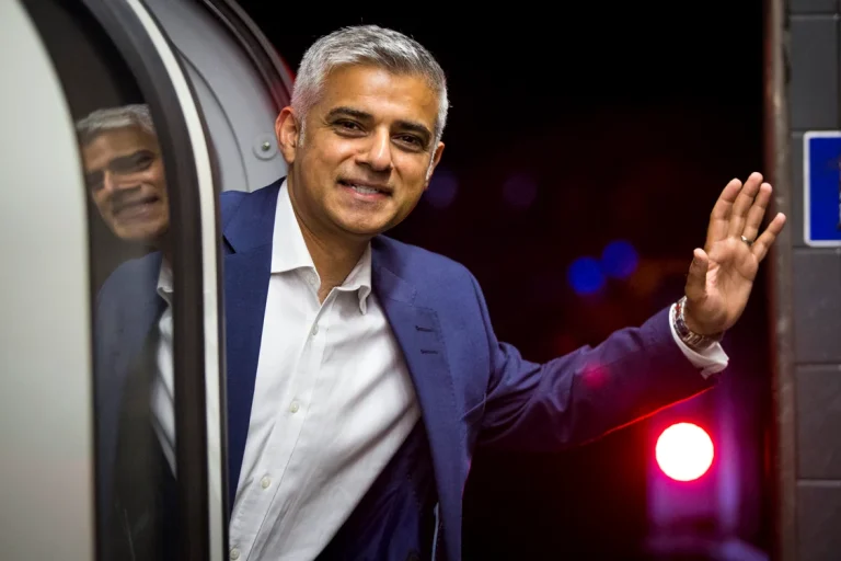 Sadiq Khan amendat pentru o mașină pe care autoritățile susțin că nu o deține; primarul spune că e „victima unei escrocherii”