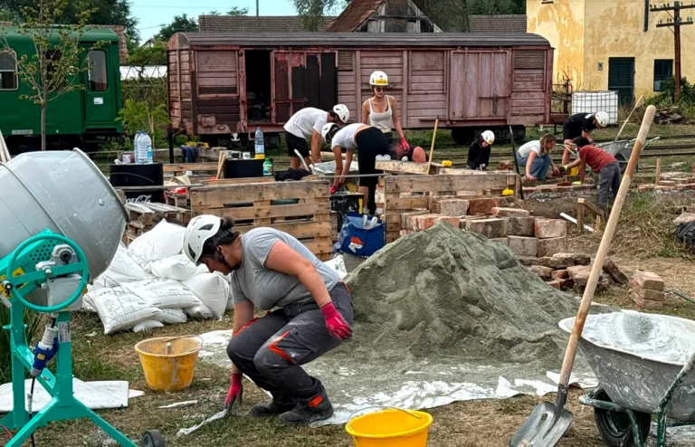 Voluntarii readuc la viață gările uitate de pe traseul feroviar Sibiu–Sighișoara