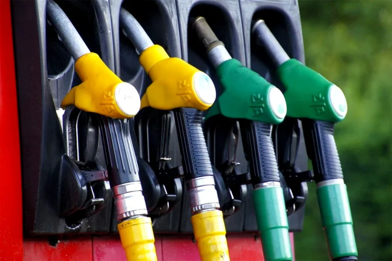 Prețurile carburanților sâmbătă, 26 septembrie: benzina între 9,99 și 10,13 lei, motorina între 10,91 și 10,99 lei
