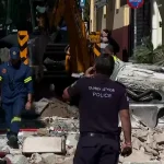 O turistă găsită moartă sub dărâmături după explozia din Plaka; şase persoane sunt dispărute