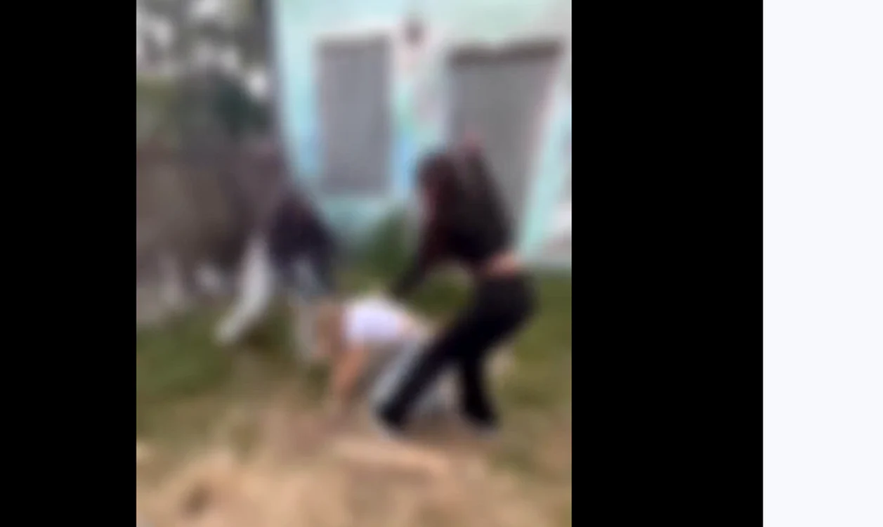 Adolescentă de 15 ani agresată în Mangalia; două dintre agresoare plasate în arest