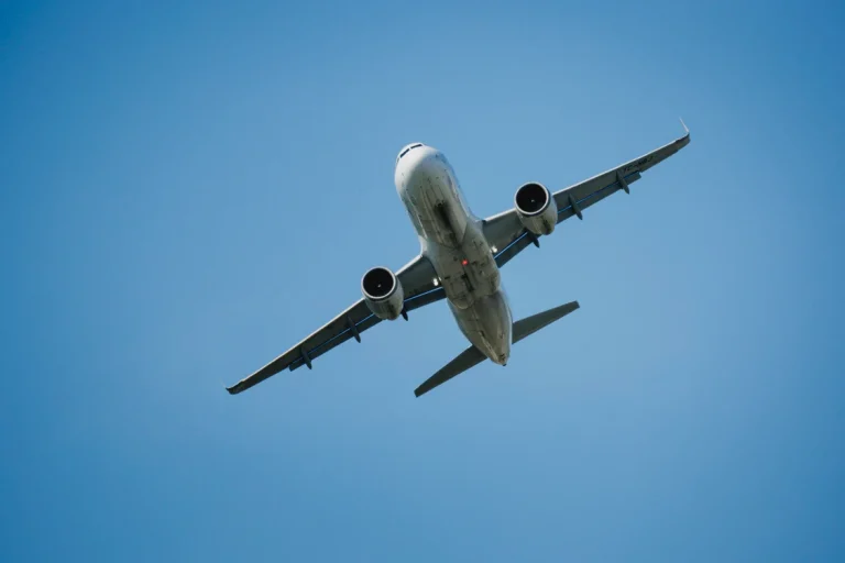 Aterizare de urgență pe Otopeni după ce avionul Cluj–Antalya ar fi lovit o pasăre