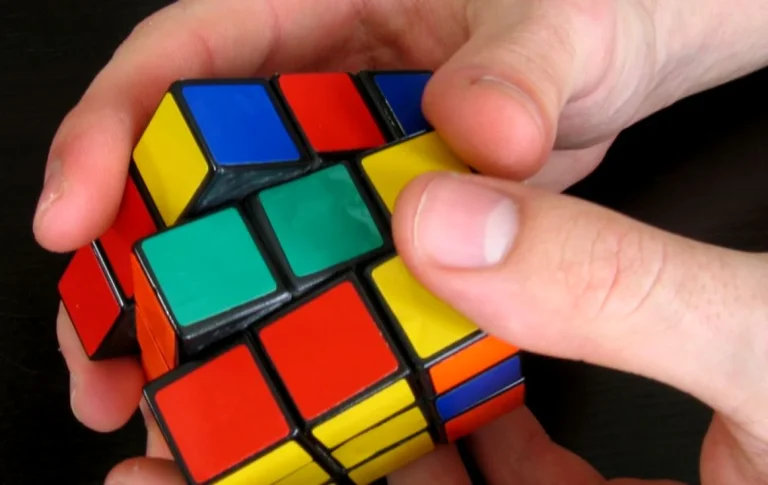 Fetița de 6 ani din China a doborât recordul mondial feminin la cubul Rubik: medie de 4,27 secunde