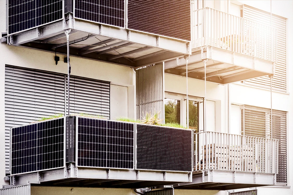 Panouri fotovoltaice pe balcon sau pe bloc: costuri, producţie şi când se amortizează investiţia