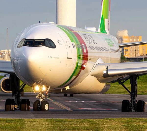 Scumpirea abruptă a kerosenului împinge companiile aeriene spre fuziuni și restructurări