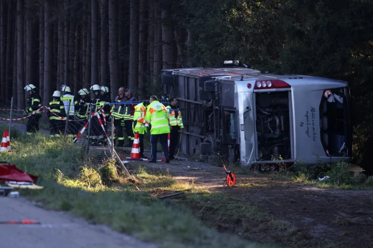 Autocar cu 50 de filipinezi s-a răsturnat pe A96 spre München: doi morți și mai mulți răniți grav