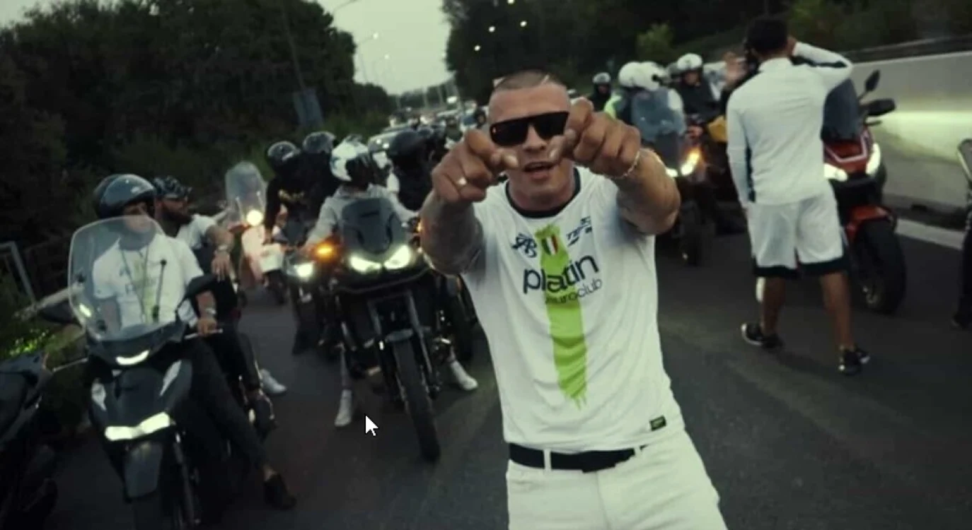 Un trapper moldovean, expulzat din Italia după ce a blocat o autostradă pentru un videoclip
