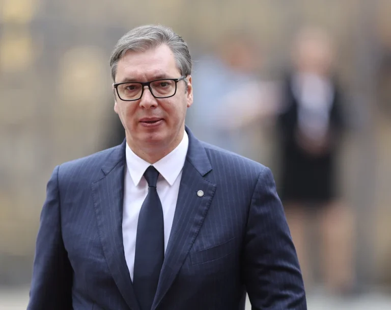 Aleksandar Vučić şi-a dat demisia pentru a candida la funcția de prim-ministru înaintea alegerilor din 25 octombrie