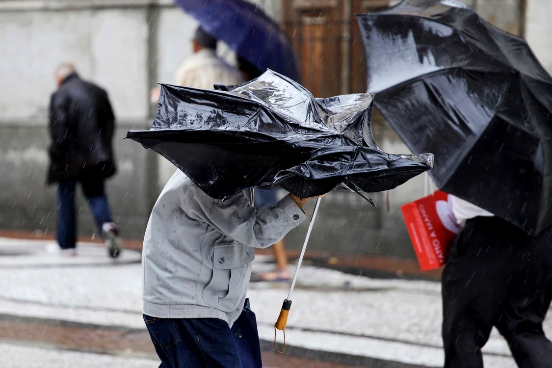 Cod galben de vânt în mai multe județe; temperaturi de până la 26°C în vest și sud-vest
