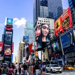 Imaginea prosperității vs. realitatea financiară: cum consumul online alimentează datoriile americanilor