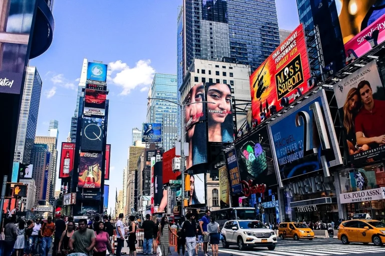 Imaginea prosperității vs. realitatea financiară: cum consumul online alimentează datoriile americanilor