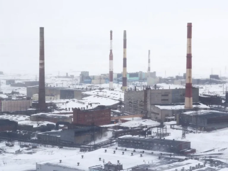 Norilsk, orașul izolat de la Cercul Polar: zeci de mii de oameni, industrie și 45 de zile fără răsărit