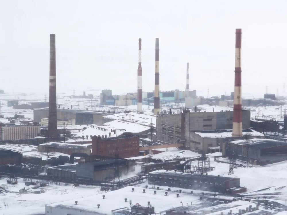 Norilsk, orașul izolat de la Cercul Polar: zeci de mii de oameni, industrie și 45 de zile fără răsărit