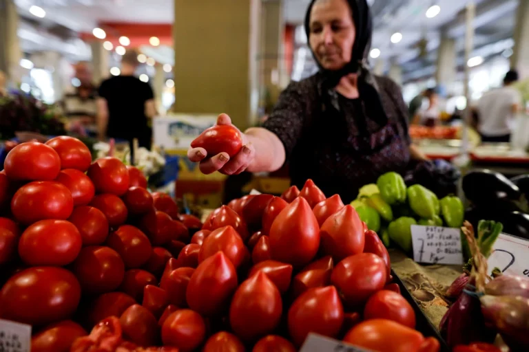Doar unul din patru români spune că stă bine cu banii; îngrijorarea principală rămâne costul sănătății