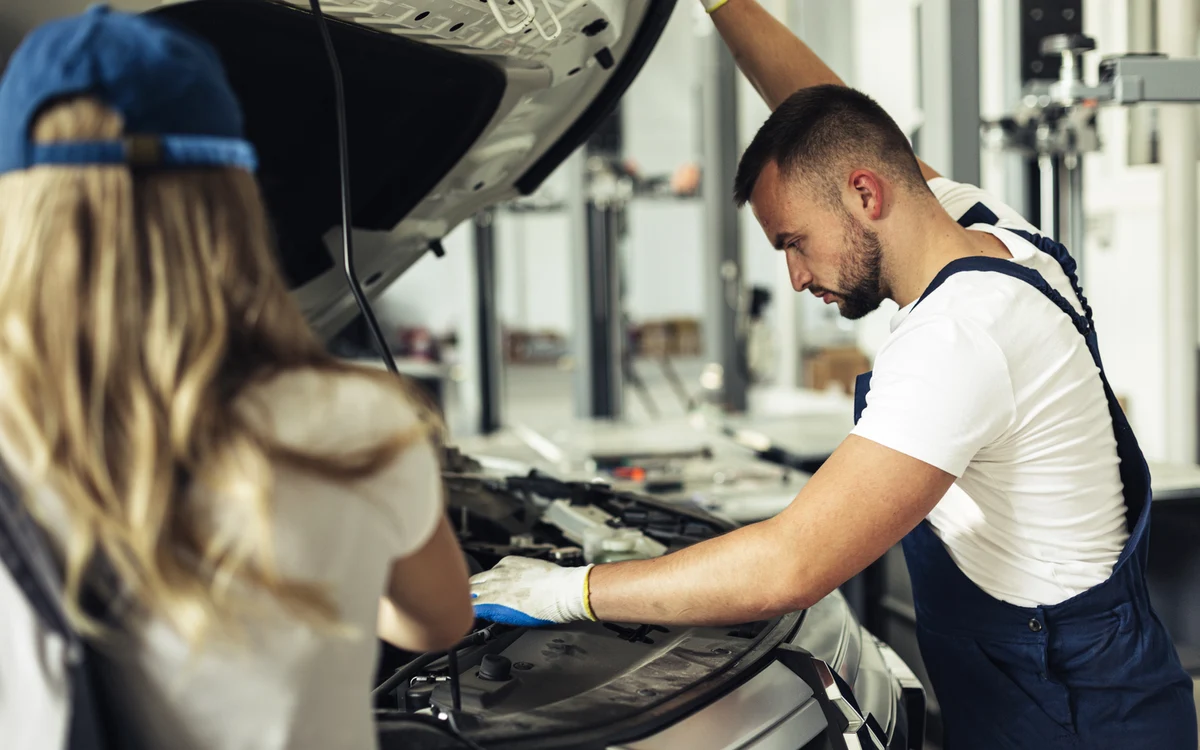 O femeie din Italia a acumulat amenzi de 7.000 € după ce mecanicul a folosit maşina lăsată în service