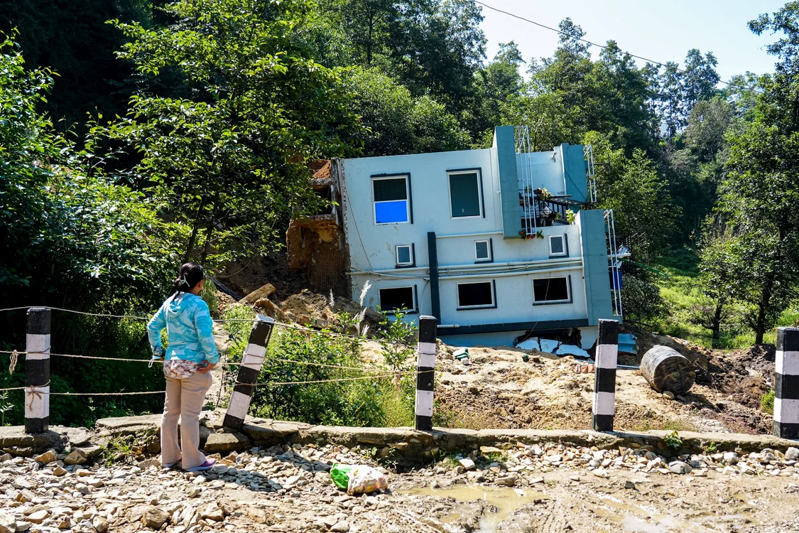 Nepal lovit de inundații și alunecări: versanți se prăbușesc în câteva secunde în imagini terifiante