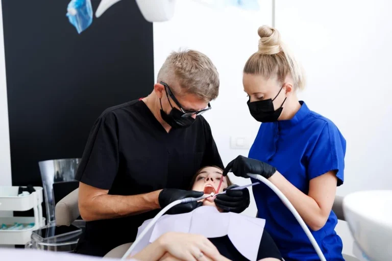 Când și cum ajută laserul în tratarea sângerărilor gingivale: explicațiile medicului Adrian Mina
