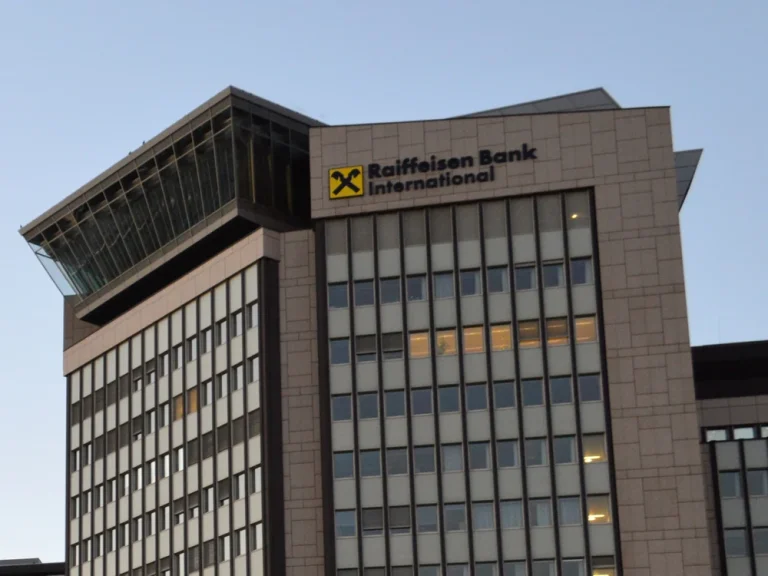Raiffeisen Bank atacă în instanță amenda Consiliului Concurenței în dosarul ROBOR: respinge acuzațiile