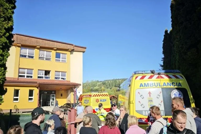 Atac într-o școală din nord-vestul Slovaciei: o profesoară a murit, un elev este suspect
