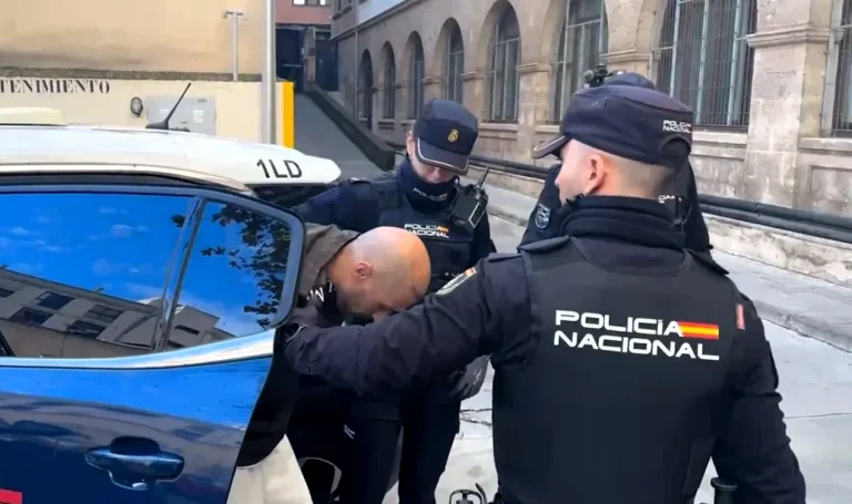 Bărbatul din Spania acuzat că și-a înjunghiat partenera de 66 de ori, în fața copilului, riscă 27 de ani de închisoare