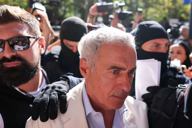 Călin Georgescu, arestat preventiv 30 de zile; poliția l-a preluat de la locuință pentru Arestul Central