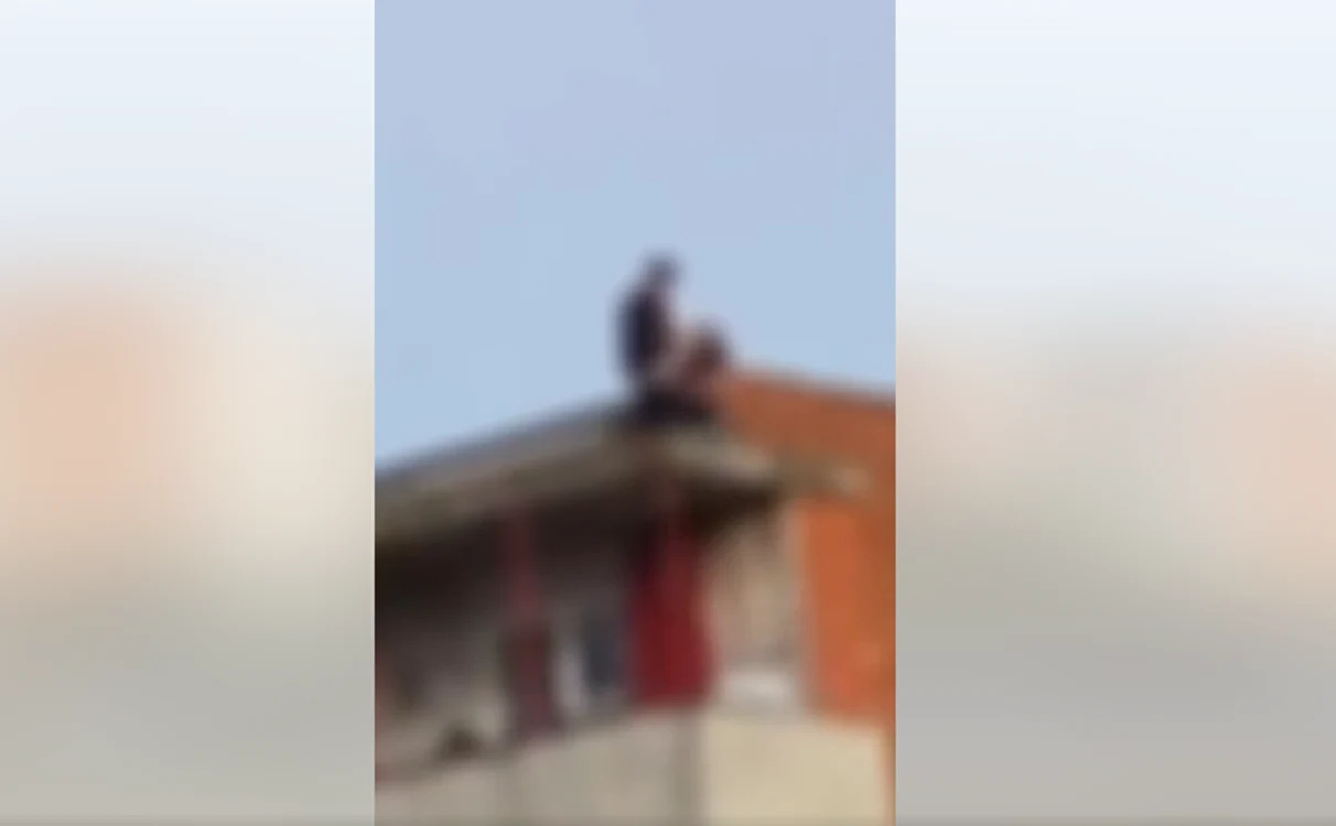 Dosar penal după imagini virale cu două persoane surprinse în acte sexuale pe acoperișul unui bloc din Oradea