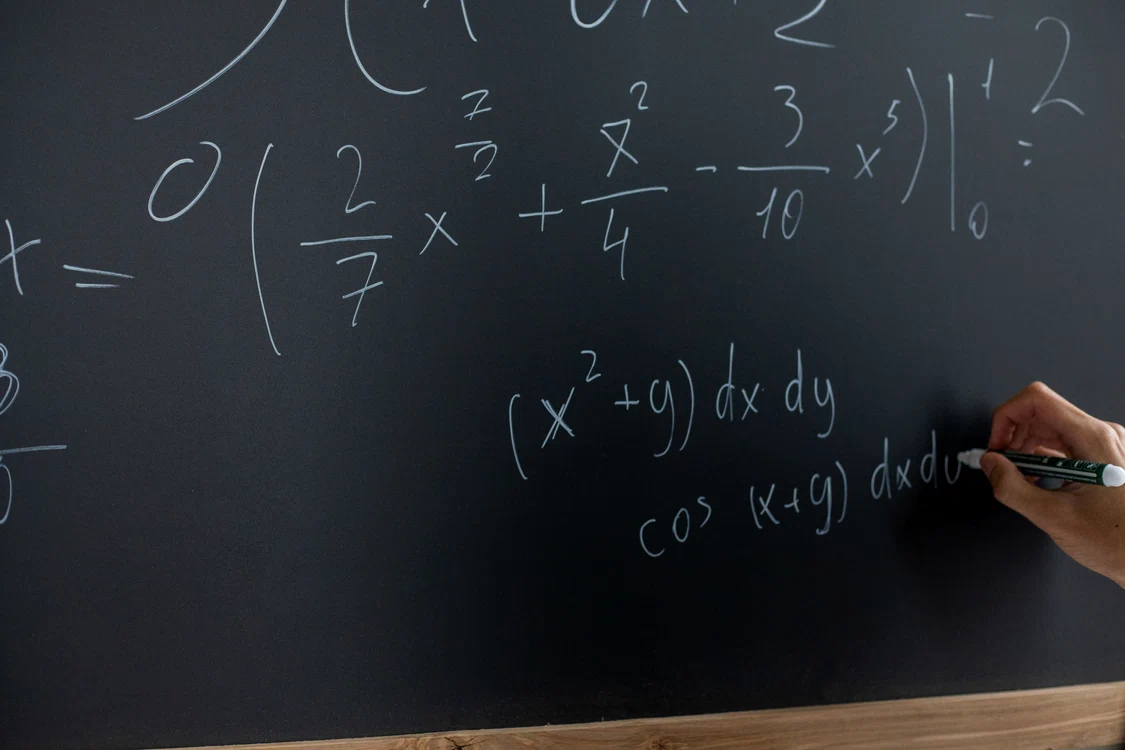 Analiză OCDE: deficitul de profesori din România și proporția celor necalificați complet