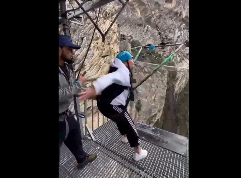 Controverse în Daghestan după imagini cu o turistă împinsă de pe platforma unei tiroliene