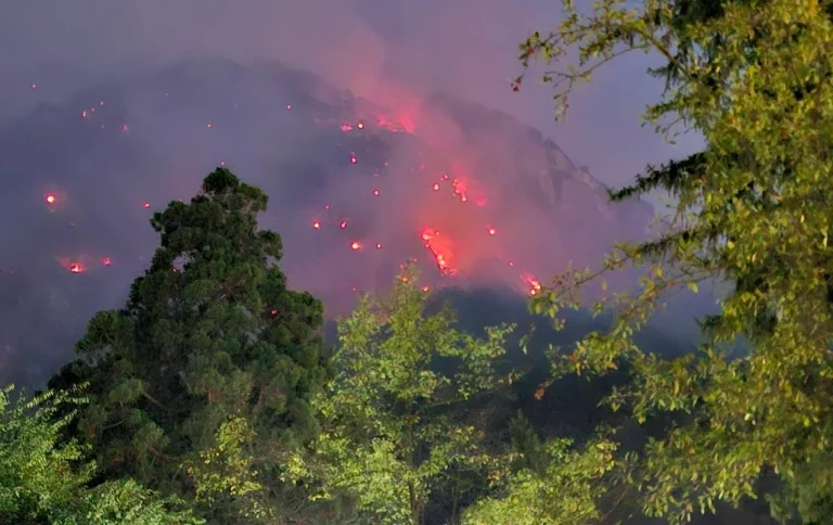 Incendiul de la Băile Herculane continuă aproape o lună; DN 67D închis din nou, se intervine cu elicoptere Black Hawk