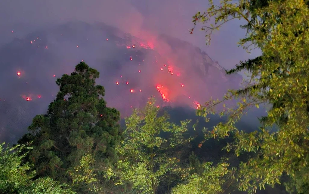 Incendiul de la Băile Herculane continuă aproape o lună; DN 67D închis din nou, se intervine cu elicoptere Black Hawk
