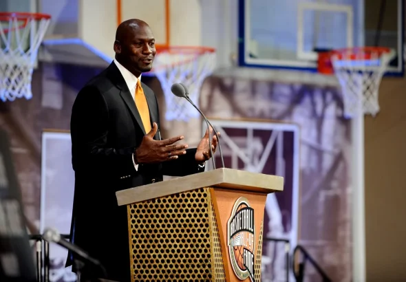 Tricoul purtat de Michael Jordan în finala din 1998 s-a vândut la 12,26 milioane de dolari, record pentru baschet